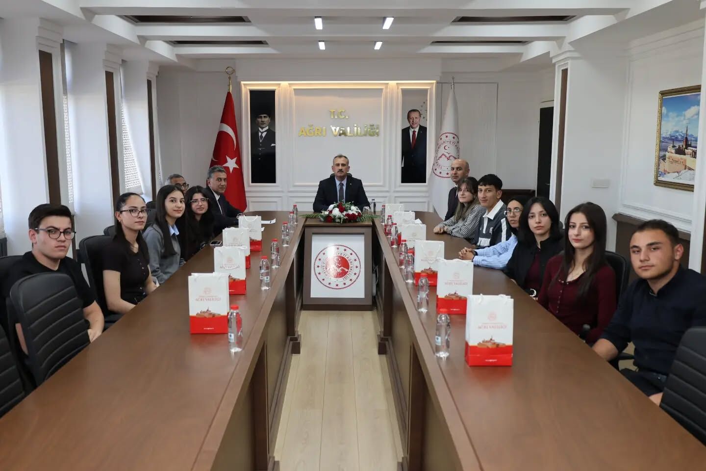 Vali Bozkurt, YKS’de İlk 10 Bine Giren Ağrılı Öğrencilerle Buluştu