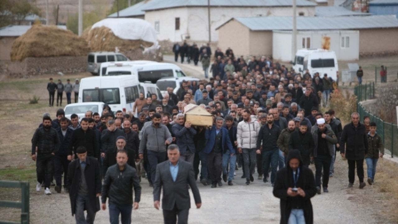 Ağrı'daki feci kazada hayatını kaybeden 3 kişi toprağa verildi!