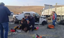 Hamur’da  kamyonla otomobil çarpıştı!