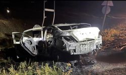 Patnos’taki trafik kazasında araç alev aldı!