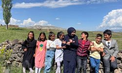 Ebrar Öğretmen, Ağrı’da gönüllere tahta kurdu!