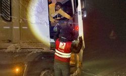 Ağrı’da sürücülerin imdadına Kızılay yetişti!