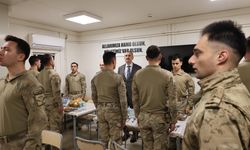 Vali Önder Bozkurt Mehmetçikle Aynı Sofrada!