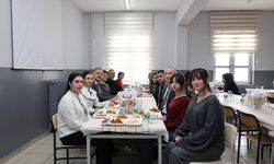 Ağrı Valisi Dr. Bozkurt Öğrencilerle Aynı Sofrada!