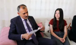 Ağrı Valisi Bozkurt, Evde Eğitim Alan Öğrencinin Karne Sevincini Paylaştı