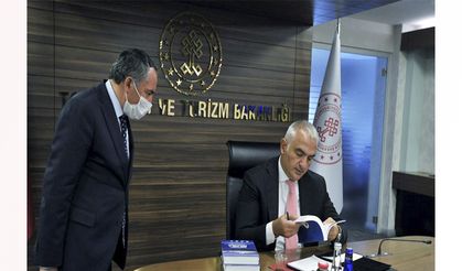 AİÇÜ Rektörü Karabulut'tan,Turizm Bakanı Ersoy'a iki değerli armağan
