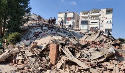İzmir'de şiddetli deprem sonrası enkaz altında kalanlar var