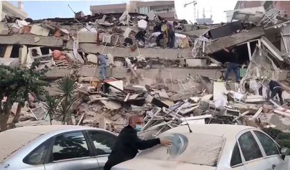 İzmir'de 7 Büyüklüğünde Depremde Çok Sayıda Bina Yıkıldı
