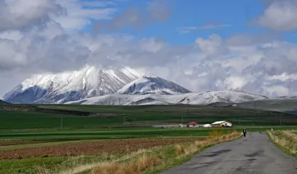 İlkbaharda Kösedağ’a kar yağdı!