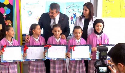 Bakan Tekin, Ağrılı beşizlere karnelerini  verdi!