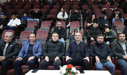 Ağrı’da Spor Coşkusu: Vali Bozkurt Tribünden Destek Verdi
