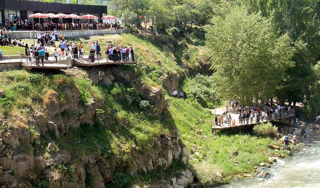 Van doğal güzellikleri ile turistleri cezbediyor