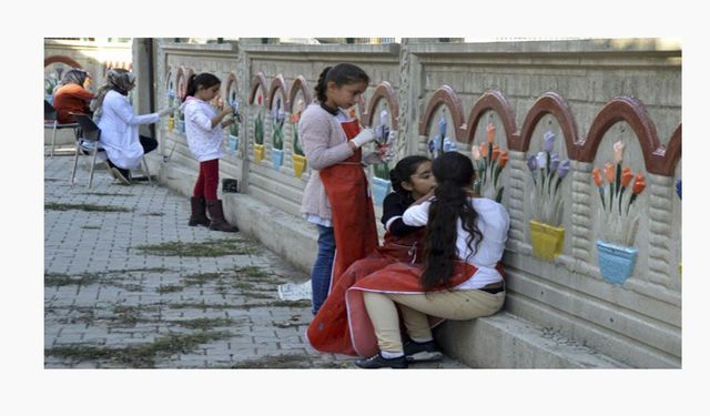 Eleşkirt'li çocuklar sanatla "zararlı alışkanlıklardan uzak kalıyorlar"