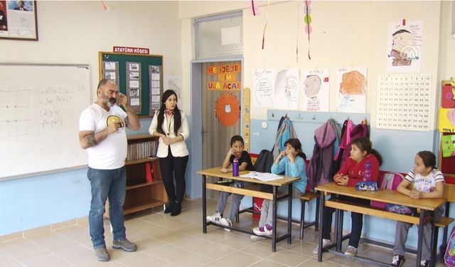 Ağrı'da Köy Okullarında Çocuklara Kameramanlık Eğitimi Verildi