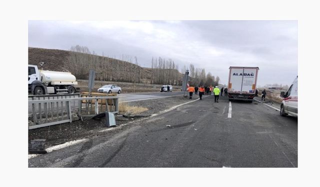 Ağrı'da Tırla Otomobil Çarpıştı 2 Yaralı