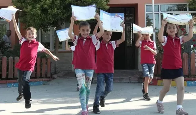 Ağrı'nın Eleşkirt İlçesinde Miniklerin Karne Heyecanı