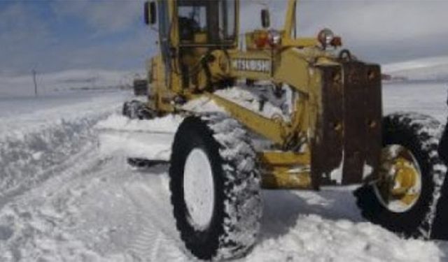 Ağrı'da kar ve tipide mahsur kalan 28 kişi donmaktan son anda kurtarıldı