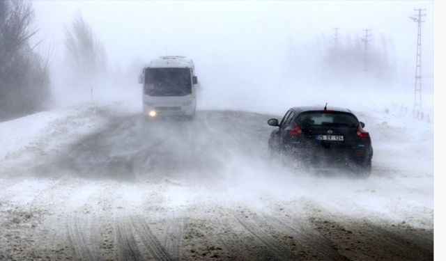 Ağrı-Van kara yolu tekrar ulaşıma açıldı