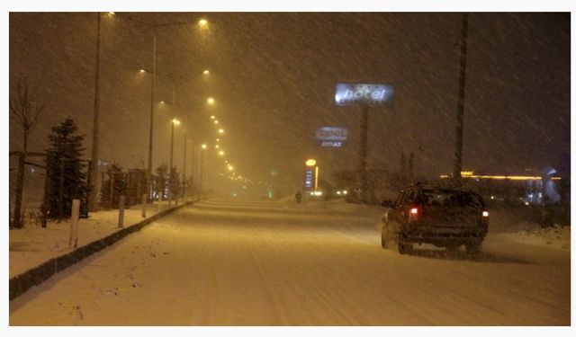 Ağrı'da kar ve tipi etkisini arttırarak  devam ediyor!