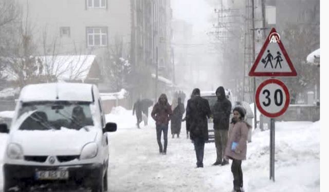 Eleşkirt'te  kar ve tipi vatandaşlara zor anlar yaşatıyor