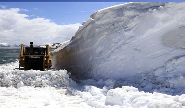 Ağrı'da 6 aydan beri kapalı köy ve mezra yollarını açmak için ekipler 7/24 çalışıyor