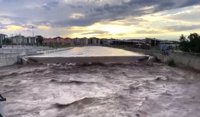 Ağrı'da Sağanak Yağış  Maddi Hasar Yarattı,Köyler Sular Atında Kaldı