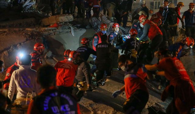 Erzurum, Erzincan ve Ağrı'dan 40 kişilik AFAD ekibi deprem bölgesi İzmir'e gönderildi
