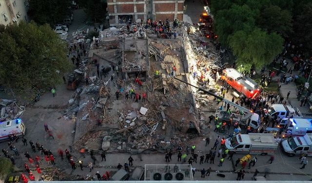 İzmir'de depremde hayatını kaybedenlerin ve yaralıların sayıları artıyor