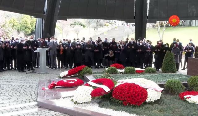 Cumhurbaşkanı Erdoğan,Özal'ın Kabri Başında Kuranı Kerim Okudu