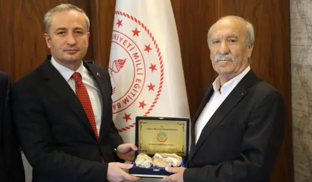 Ağrı’daki 42 yıllık öğretmen emekli oldu
