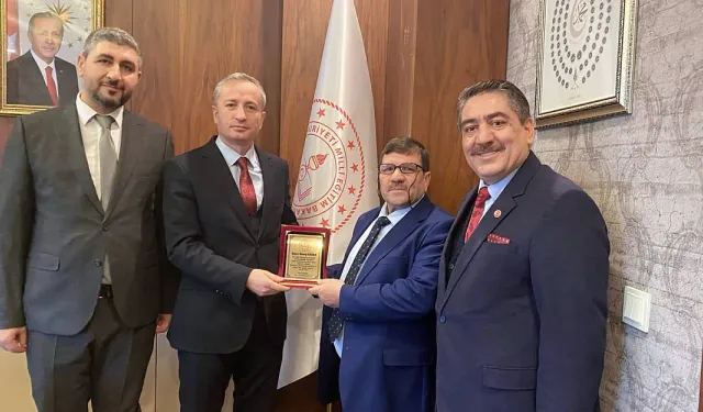 Ağrı’daki 45 yıllık öğretmen emekli oldu!
