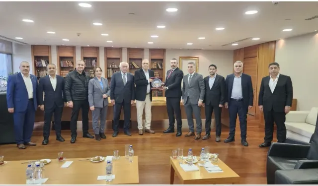 İş insanı Avukat Kenan Tekdağ’a Onursal Başkanlık Beratı takdim edildi