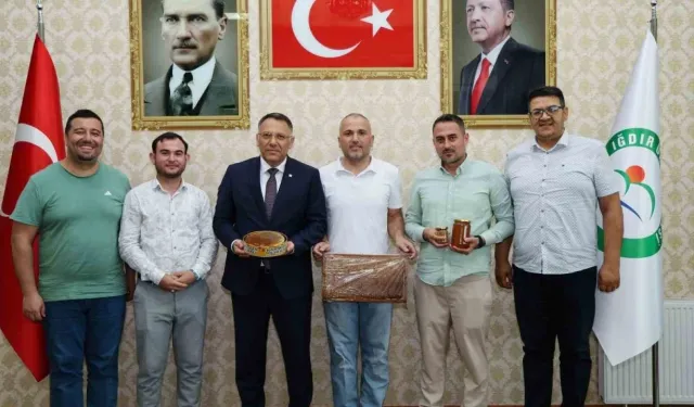 Iğdır Üniversitesi, Ağrı Dağı’nda bal hasadı yaptı
