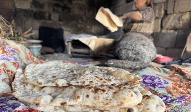 Ağrılı kadınlar kışa tandır ekmeğiyle hazırlanıyor!