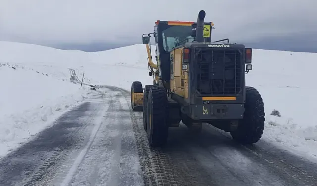 Ağrı’da yol açma çalışmaları aralıksız sürüyor