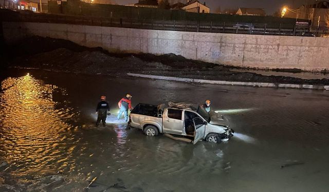 Ağrı’da 2 araç Murat Nehri’ne düştü!