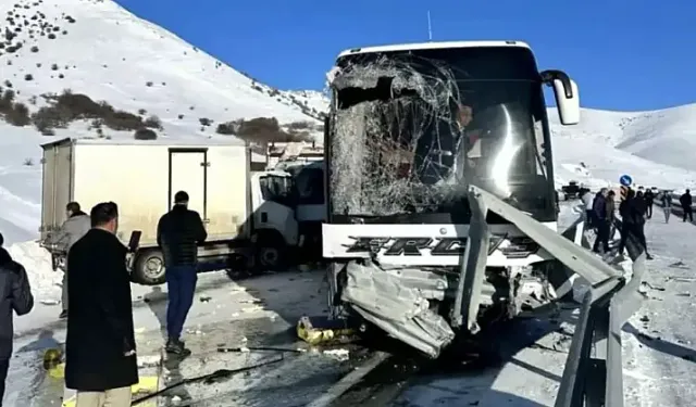 Ağrı’da Yolcu Otobüsü ile Kamyonet Çarpıştı!