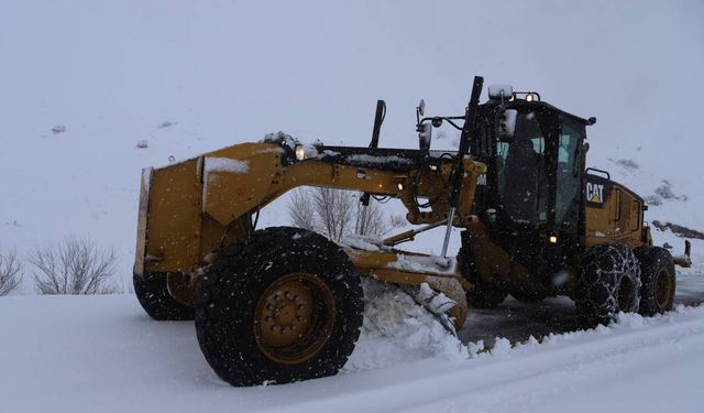 Ağrı’daki kar yağışı, 390 köy yolu ulaşıma kapattı!