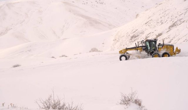 Ağrı’daki kar yağışı, köy yollarını kapattı!