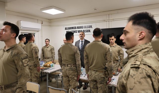 Vali Önder Bozkurt Mehmetçikle Aynı Sofrada!