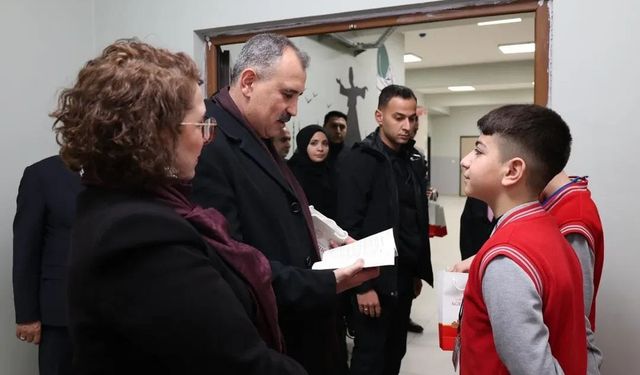 Ağrı Valisi Önder Bozkurt'tan öğrencilere ziyaret!