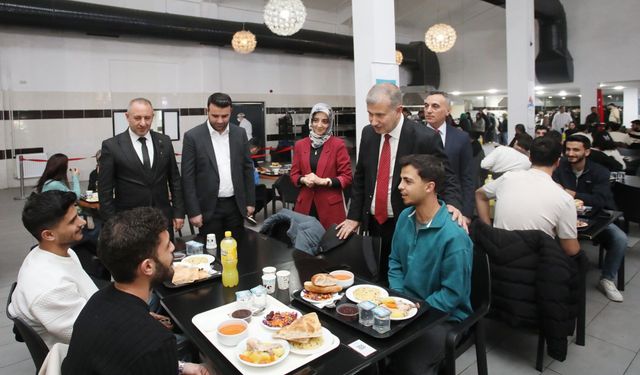 Rektör Gülçin Öğrencilerle İftarda Buluştu