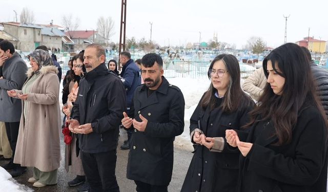 Hazal Aras’ın Mezarlık Ziyareti Tartışma Yarattı: Sosyal Medya İkiye Bölündü