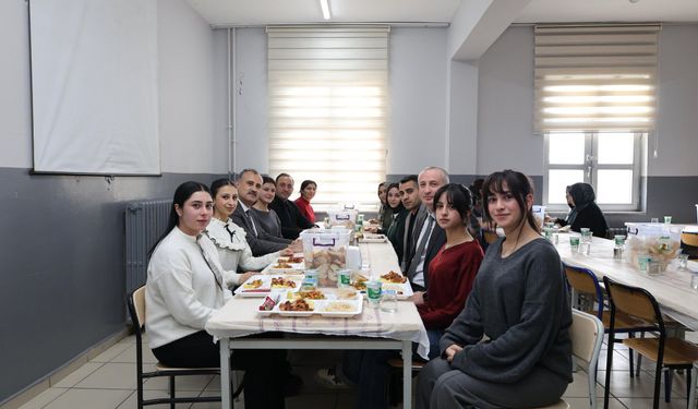 Ağrı Valisi Dr. Bozkurt Öğrencilerle Aynı Sofrada!