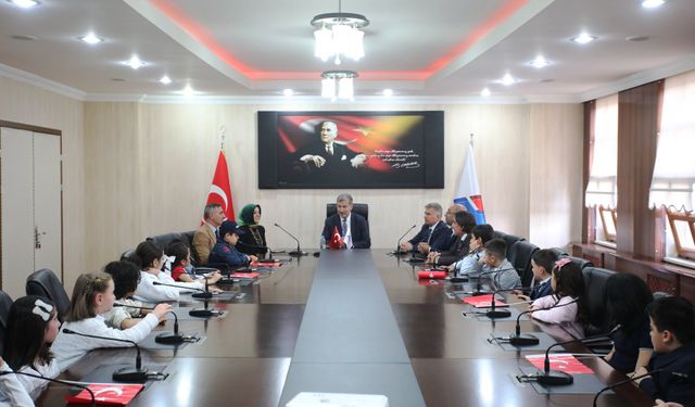 AİÇÜ Rektörü Gülçin, çocuklarla bir arada!