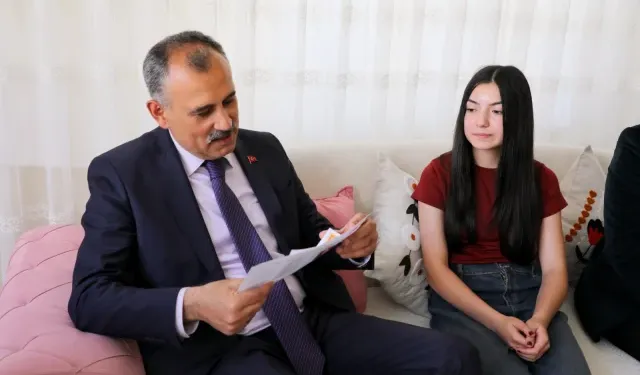 Ağrı Valisi Bozkurt, Evde Eğitim Alan Öğrencinin Karne Sevincini Paylaştı