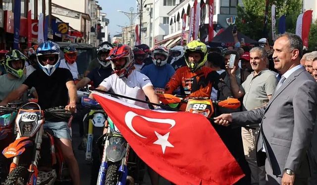 Ağrı’da Şampiyona Heyecanı Vali Bozkurt’un Damalı Bayrağıyla Başladı