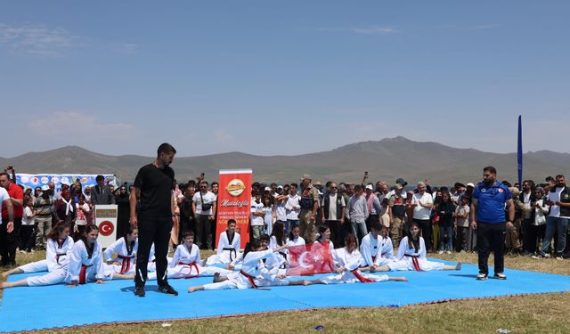 Ağrı Valiliğinin Balık Gölü Şenliğine Binlerce Kişi Katıldı