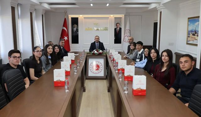 Vali Bozkurt, YKS’de İlk 10 Bine Giren Ağrılı Öğrencilerle Buluştu