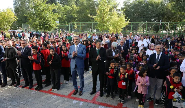 Ağrı Valisi Vali Bozkurt, yeni eğitim yılının ilk zilini çaldı!